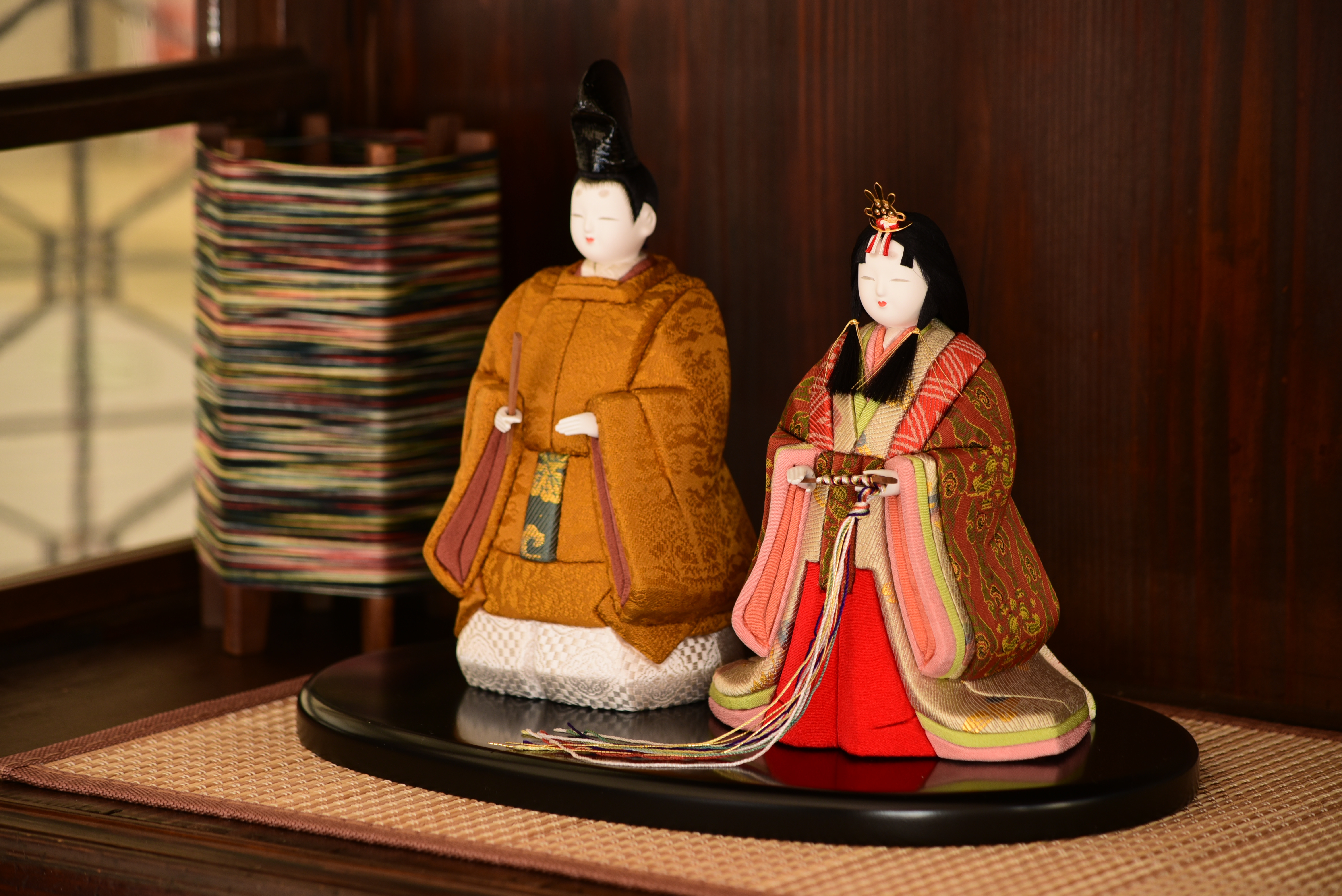伝統工芸　江戸木目込人形　羽子板「浅妻」飾り台付き　ハンドメイド