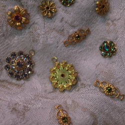ヴィンテージ クリア ラインストーンのフラワーチャーム 真鍮 ネックレス ピアス ブレスレット 花 6枚目の画像