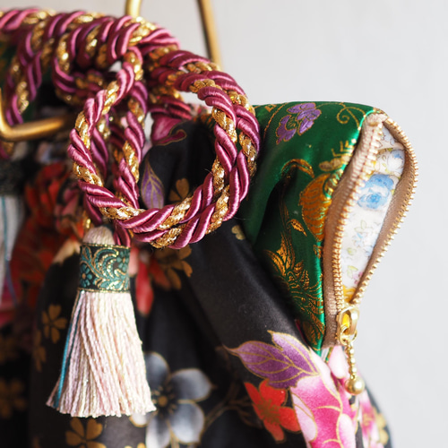 黒に咲く猫型バッグ。台湾花柄×絹耳のショルダー巾着｜隠しポーチ付き