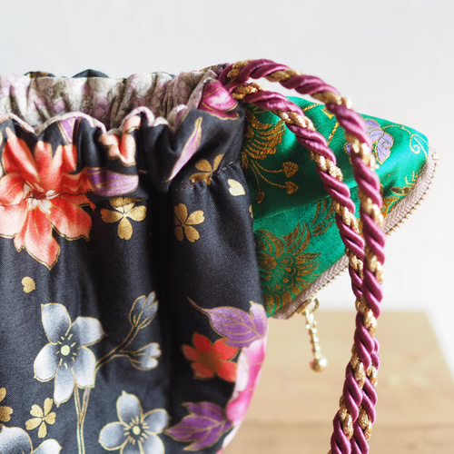 黒に咲く猫型バッグ。台湾花柄×絹耳のショルダー巾着｜隠しポーチ付き