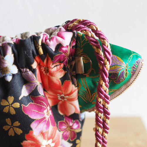 黒に咲く猫型バッグ。台湾花柄×絹耳のショルダー巾着｜隠しポーチ付き