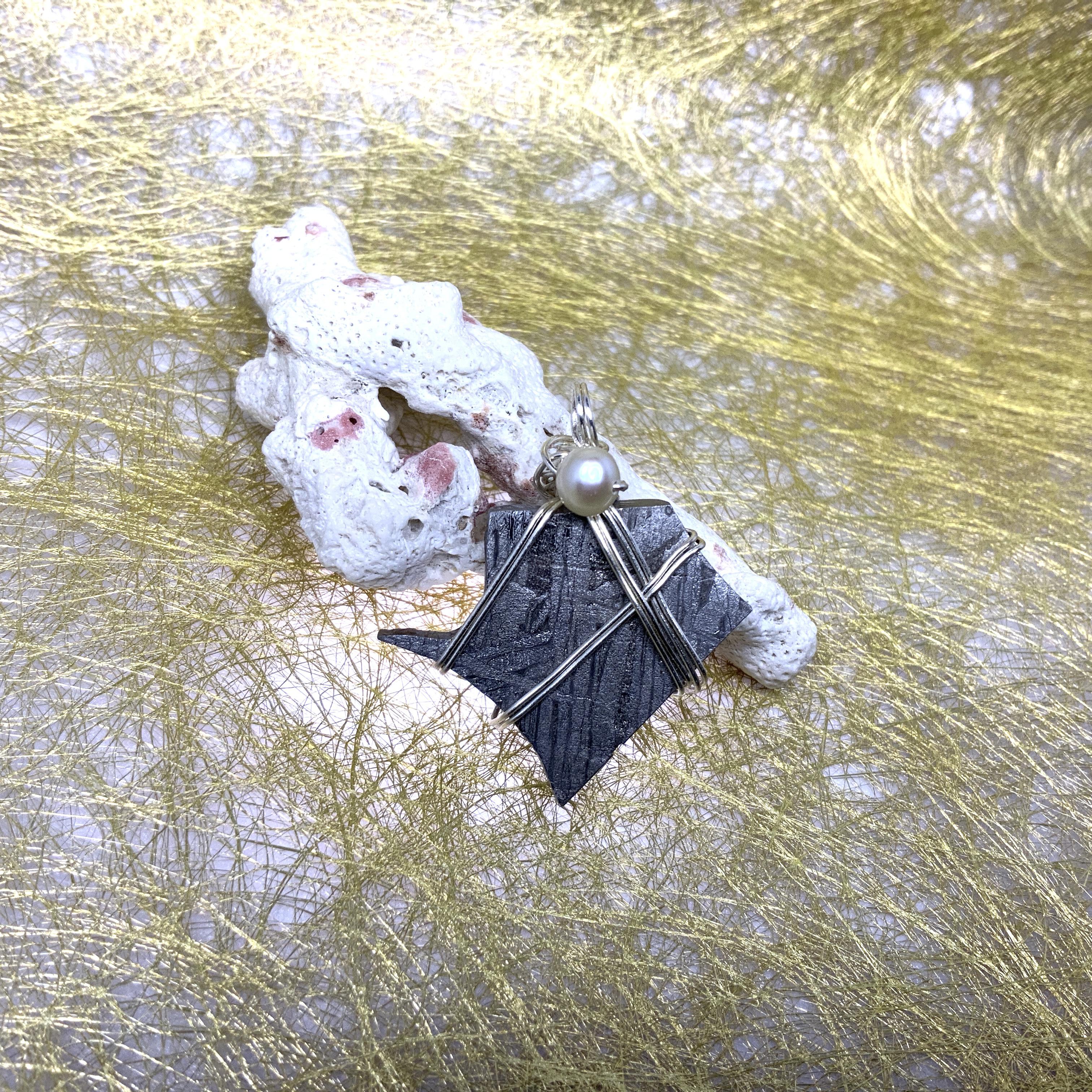 ギベオン 隕石 ペンダントヘッド <プレゼントBOX 型> 話題　大人　シンプル