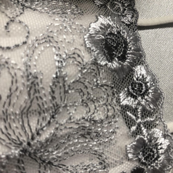 261 不織布マスクカバー　シルバーグレー刺繍チュールレース　肌面✨シルク 3枚目の画像