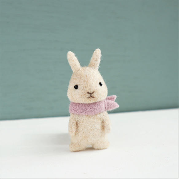 羊毛フェルトブローチ　ウサギ　アイボリー（スカーフ・グレイッシュピンク） 2枚目の画像