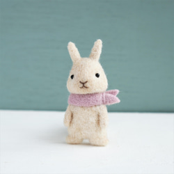 羊毛フェルトブローチ　ウサギ　アイボリー（スカーフ・グレイッシュピンク） 3枚目の画像