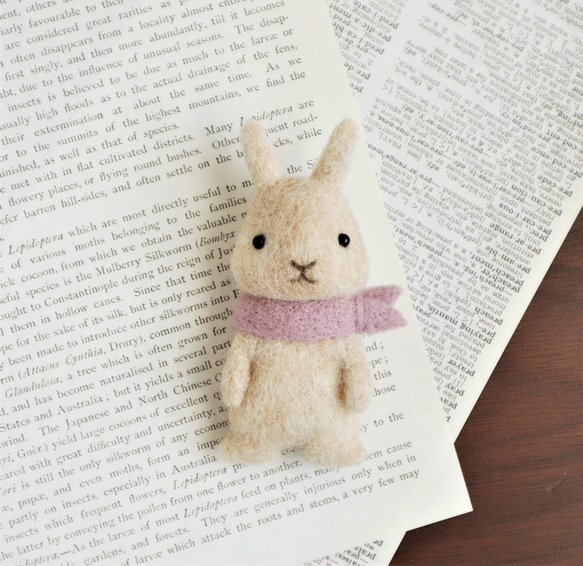羊毛フェルトブローチ　ウサギ　アイボリー（スカーフ・グレイッシュピンク） 4枚目の画像