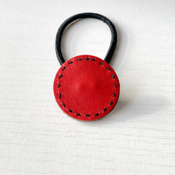 新色♡まんまるかわいいレザーのヘアゴム　　赤／茜色 2枚目の画像