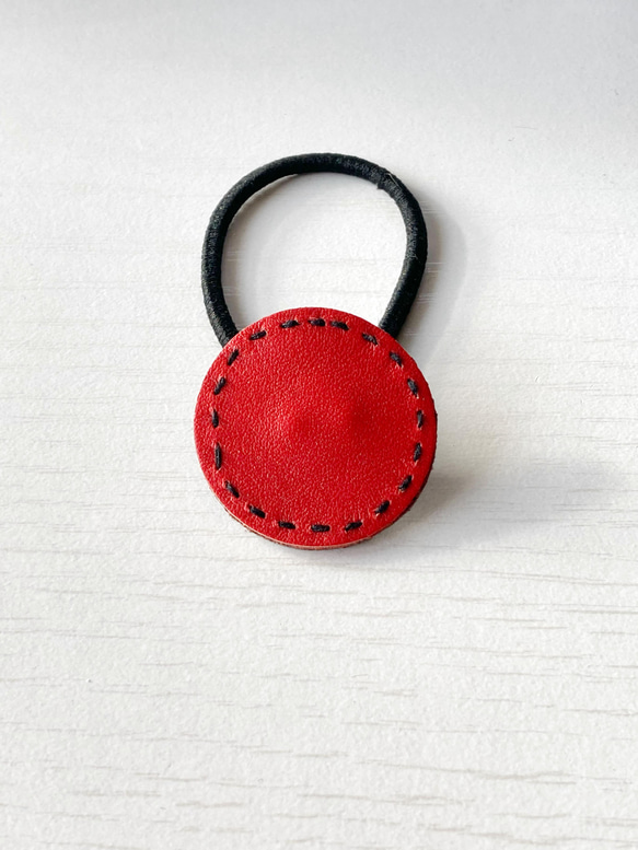 新色♡まんまるかわいいレザーのヘアゴム　　赤／茜色 2枚目の画像