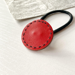 新色♡まんまるかわいいレザーのヘアゴム　　赤／茜色 3枚目の画像