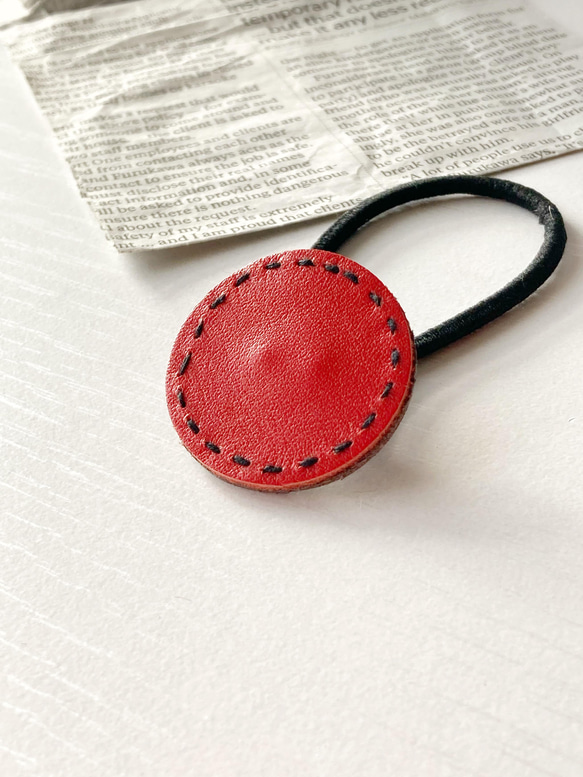 新色♡まんまるかわいいレザーのヘアゴム　　赤／茜色 3枚目の画像