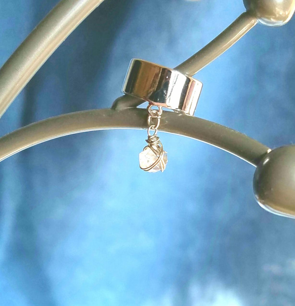 揺れるハーキマーダイヤモンドのイヤーカフ 5枚目の画像