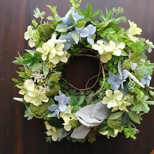 グリーンと実物のフライングリース クリスマスリース クリスマスカラー