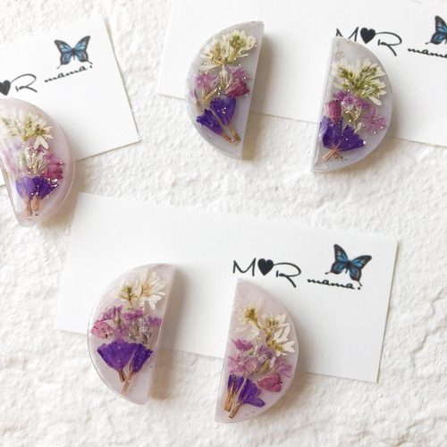 Half moon ☽・:* レジン ドライフラワー 半月 ピアス / イヤリング 