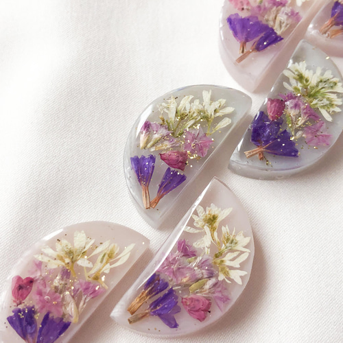 Half moon ☽・:* レジン ドライフラワー 半月 ピアス / イヤリング 