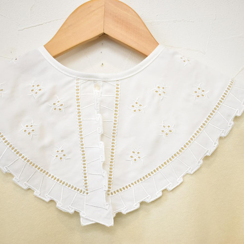 送料無料）裾フリルデザイン カットワーク小花柄刺繍つけ襟（白）【No 
