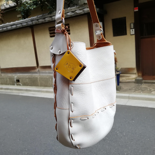 本革！！きょとんとしたクマのバッグチャーム。小物入れになります