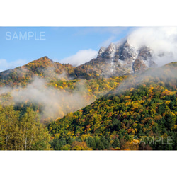 【A4可能】紅葉と山頂の初冠雪。アートポスター 北海道風景写真 1枚目の画像