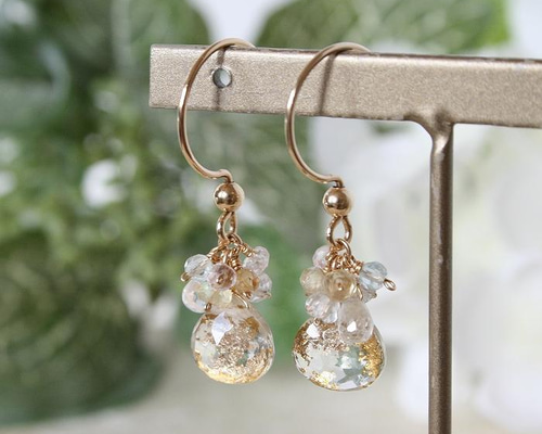 トリプレットクリスタルと淡色天然色のピアス｜Aiglê ピアス（フック