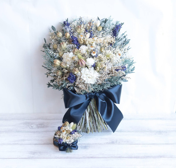 風船ポピーとデルフィニウムのクラッチブーケ(30㎝)&ブートニア～ネイビーリボン～＊プリザーブド&ドライフラワー 風船ポピーとデルフィニウムのクラッチブーケ(30㎝)&ブートニア～ネイビーリボン～＊プリザーブド&ドライフラワー C1679623972(12740円)