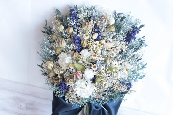 風船ポピーとデルフィニウムのクラッチブーケ(30㎝)&ブートニア～ネイビーリボン～＊プリザーブド&ドライフラワー 風船ポピーとデルフィニウムのクラッチブーケ(30㎝)&ブートニア～ネイビーリボン～＊プリザーブド&ドライフラワー C1679623972(12740円)