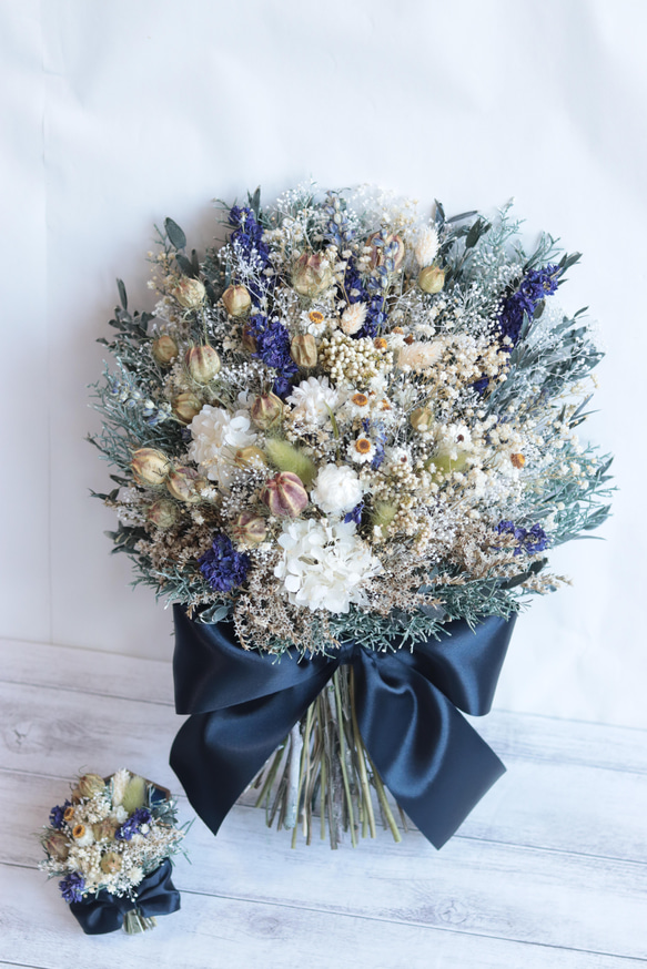 風船ポピーとデルフィニウムのクラッチブーケ(30㎝)&ブートニア～ネイビーリボン～＊プリザーブド&ドライフラワー 風船ポピーとデルフィニウムのクラッチブーケ(30㎝)&ブートニア～ネイビーリボン～＊プリザーブド&ドライフラワー C1679623972(12740円)