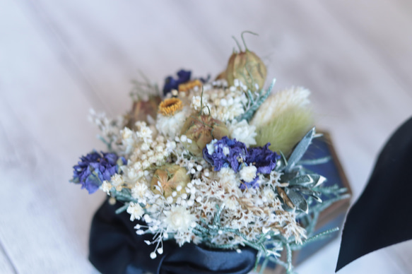 風船ポピーとデルフィニウムのクラッチブーケ(30㎝)&ブートニア～ネイビーリボン～＊プリザーブド&ドライフラワー 風船ポピーとデルフィニウムのクラッチブーケ(30㎝)&ブートニア～ネイビーリボン～＊プリザーブド&ドライフラワー C1679623972(12740円)