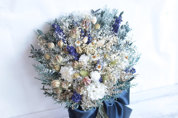 風船ポピーとデルフィニウムのクラッチブーケ(30㎝)&ブートニア～ネイビーリボン～＊プリザーブド&ドライフラワー 風船ポピーとデルフィニウムのクラッチブーケ(30㎝)&ブートニア～ネイビーリボン～＊プリザーブド&ドライフラワー C1679623972(12740円)