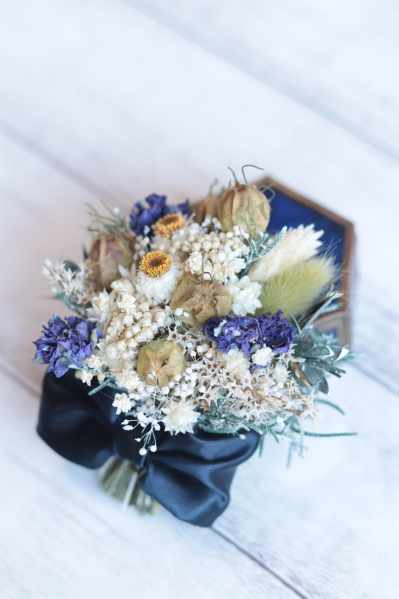 風船ポピーとデルフィニウムのクラッチブーケ(30㎝)&ブートニア～ネイビーリボン～＊プリザーブド&ドライフラワー 風船ポピーとデルフィニウムのクラッチブーケ(30㎝)&ブートニア～ネイビーリボン～＊プリザーブド&ドライフラワー C1679623972(12740円)