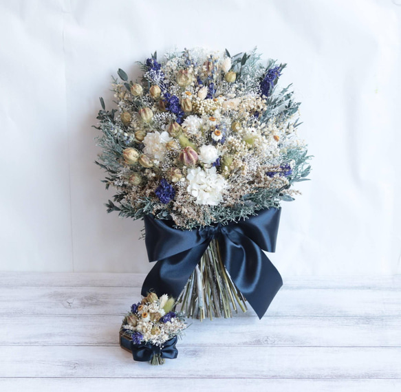風船ポピーとデルフィニウムのクラッチブーケ(30㎝)&ブートニア～ネイビーリボン～＊プリザーブド&ドライフラワー 風船ポピーとデルフィニウムのクラッチブーケ(30㎝)&ブートニア～ネイビーリボン～＊プリザーブド&ドライフラワー C1679623972(12740円)
