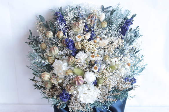 風船ポピーとデルフィニウムのクラッチブーケ(30㎝)&ブートニア～ネイビーリボン～＊プリザーブド&ドライフラワー 風船ポピーとデルフィニウムのクラッチブーケ(30㎝)&ブートニア～ネイビーリボン～＊プリザーブド&ドライフラワー C1679623972(12740円)