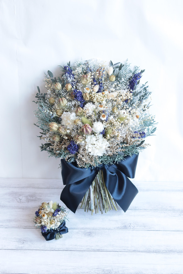 風船ポピーとデルフィニウムのクラッチブーケ(30㎝)&ブートニア～ネイビーリボン～＊プリザーブド&ドライフラワー 風船ポピーとデルフィニウムのクラッチブーケ(30㎝)&ブートニア～ネイビーリボン～＊プリザーブド&ドライフラワー C1679623972(12740円)