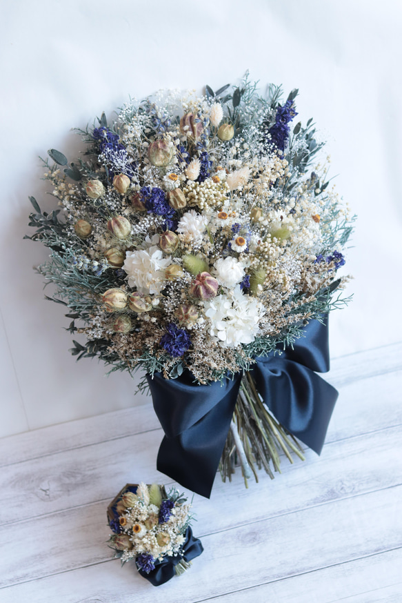 風船ポピーとデルフィニウムのクラッチブーケ(30㎝)&ブートニア～ネイビーリボン～＊プリザーブド&ドライフラワー 風船ポピーとデルフィニウムのクラッチブーケ(30㎝)&ブートニア～ネイビーリボン～＊プリザーブド&ドライフラワー C1679623972(12740円)