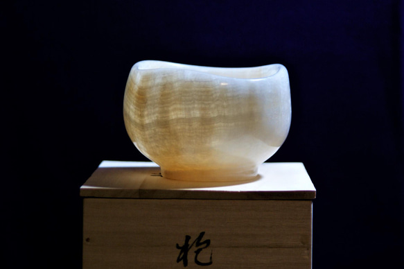 石の器　抹茶茶碗　『抱月』天然石オニックス　彫刻家による手彫りの作品　花器　菓子鉢 4枚目の画像