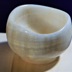 石の器　抹茶茶碗　『抱月』天然石オニックス　彫刻家による手彫りの作品　花器　菓子鉢 2枚目の画像