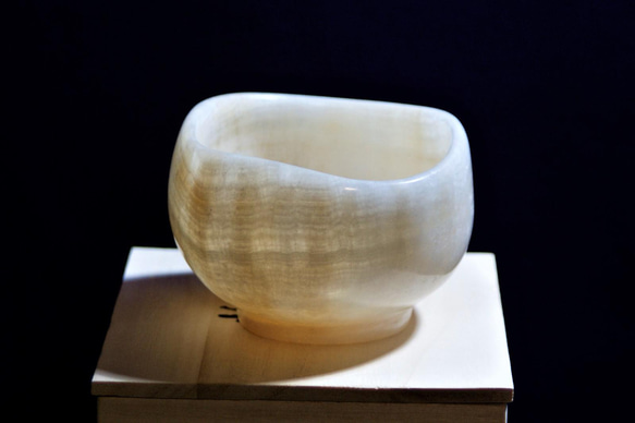 石の器　抹茶茶碗　『抱月』天然石オニックス　彫刻家による手彫りの作品　花器　菓子鉢 3枚目の画像