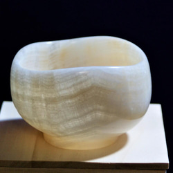 石の器　抹茶茶碗　『抱月』天然石オニックス　彫刻家による手彫りの作品　花器　菓子鉢 1枚目の画像