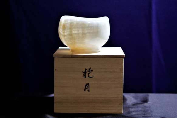 石の器　抹茶茶碗　『抱月』天然石オニックス　彫刻家による手彫りの作品　花器　菓子鉢 5枚目の画像
