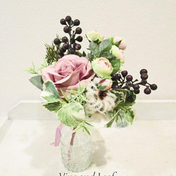 バラとベリーのクラシックブーケ（花瓶付き）〜長く飾れるアーティフィシャルブーケ[F221006] 6枚目の画像