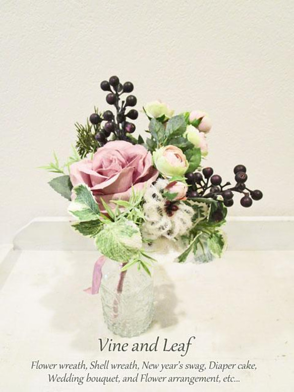 バラとベリーのクラシックブーケ（花瓶付き）〜長く飾れるアーティフィシャルブーケ[F221006] 6枚目の画像