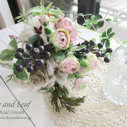 バラとベリーのクラシックブーケ（花瓶付き）〜長く飾れるアーティフィシャルブーケ[F221006] 1枚目の画像