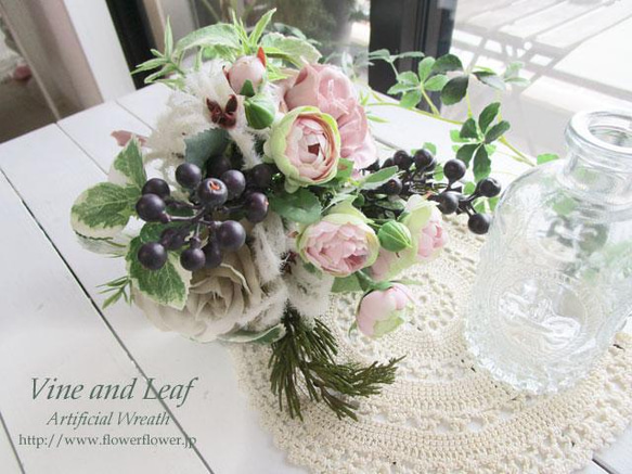 バラとベリーのクラシックブーケ（花瓶付き）〜長く飾れるアーティフィシャルブーケ[F221006] 1枚目の画像