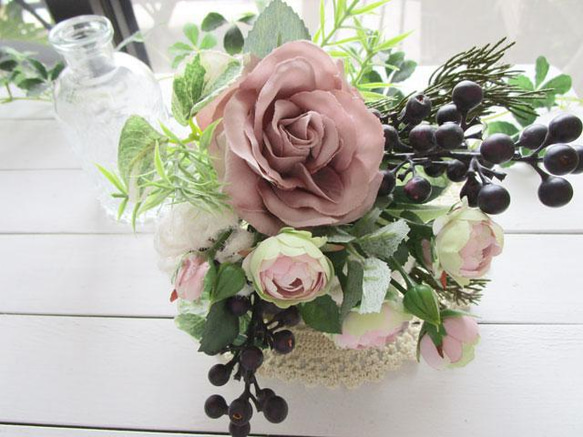 バラとベリーのクラシックブーケ（花瓶付き）〜長く飾れるアーティフィシャルブーケ[F221006] 3枚目の画像