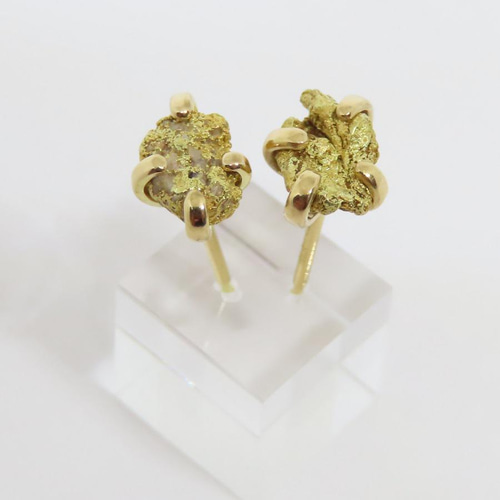 京都 鴨川の天然大粒砂金のピアス ピアス（スタッド・一粒