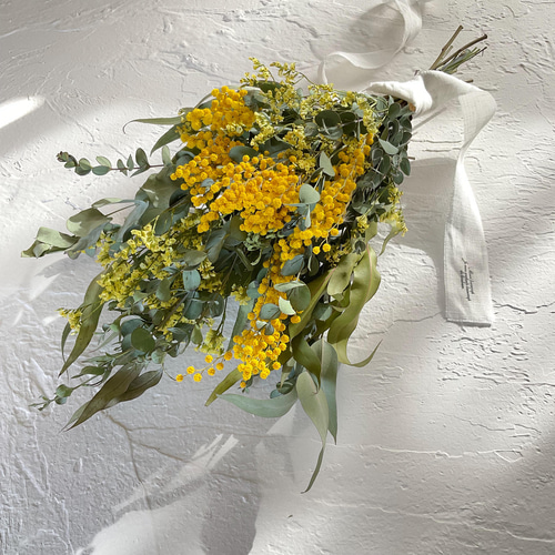 瀬戸内ミモザと数種類のユーカリをシンプルに束ねた 手の平スワッグ