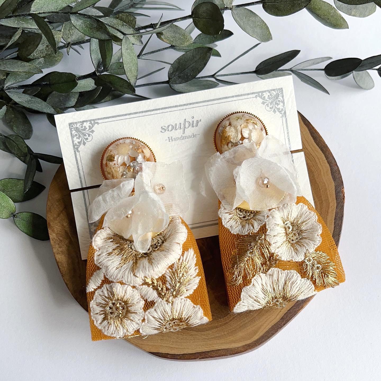 大ぶりインド刺繍リボンタッセルとシフォンフラワーイヤリング/ピアス