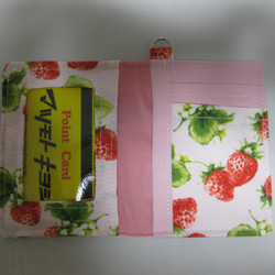 二つ折りパスケース　免許証入れ　軽くて薄い　4枚収納カードケース　イチゴ柄・ピンク　 3枚目の画像