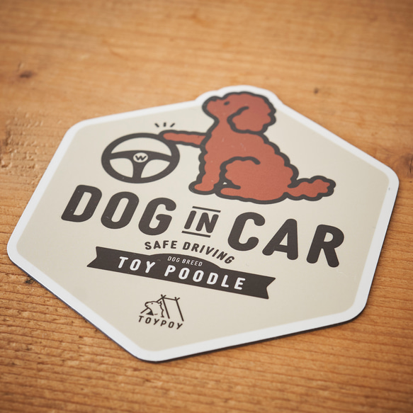 【トイプードル B】DOG IN CAR マグネットステッカー 2枚目の画像