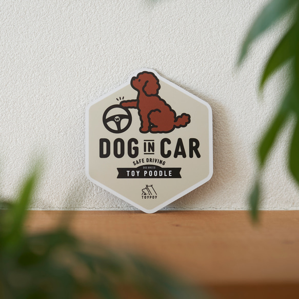 【トイプードル B】DOG IN CAR マグネットステッカー 1枚目の画像