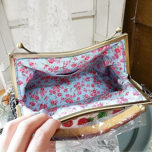 苺のビーズ刺繍のがま口バッグ その他バッグ まりねま 通販