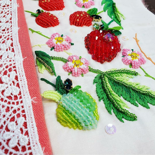苺のビーズ刺繍のがま口バッグ その他バッグ まりねま 通販
